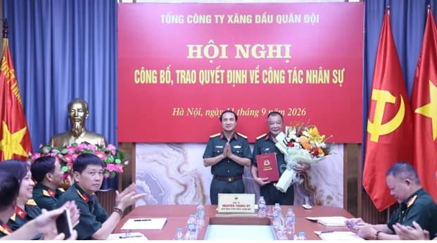 Tổng Công ty Xăng dầu Quân đội trao quyết định nghỉ chờ hưu, điều động bổ nhiệm cán bộ.