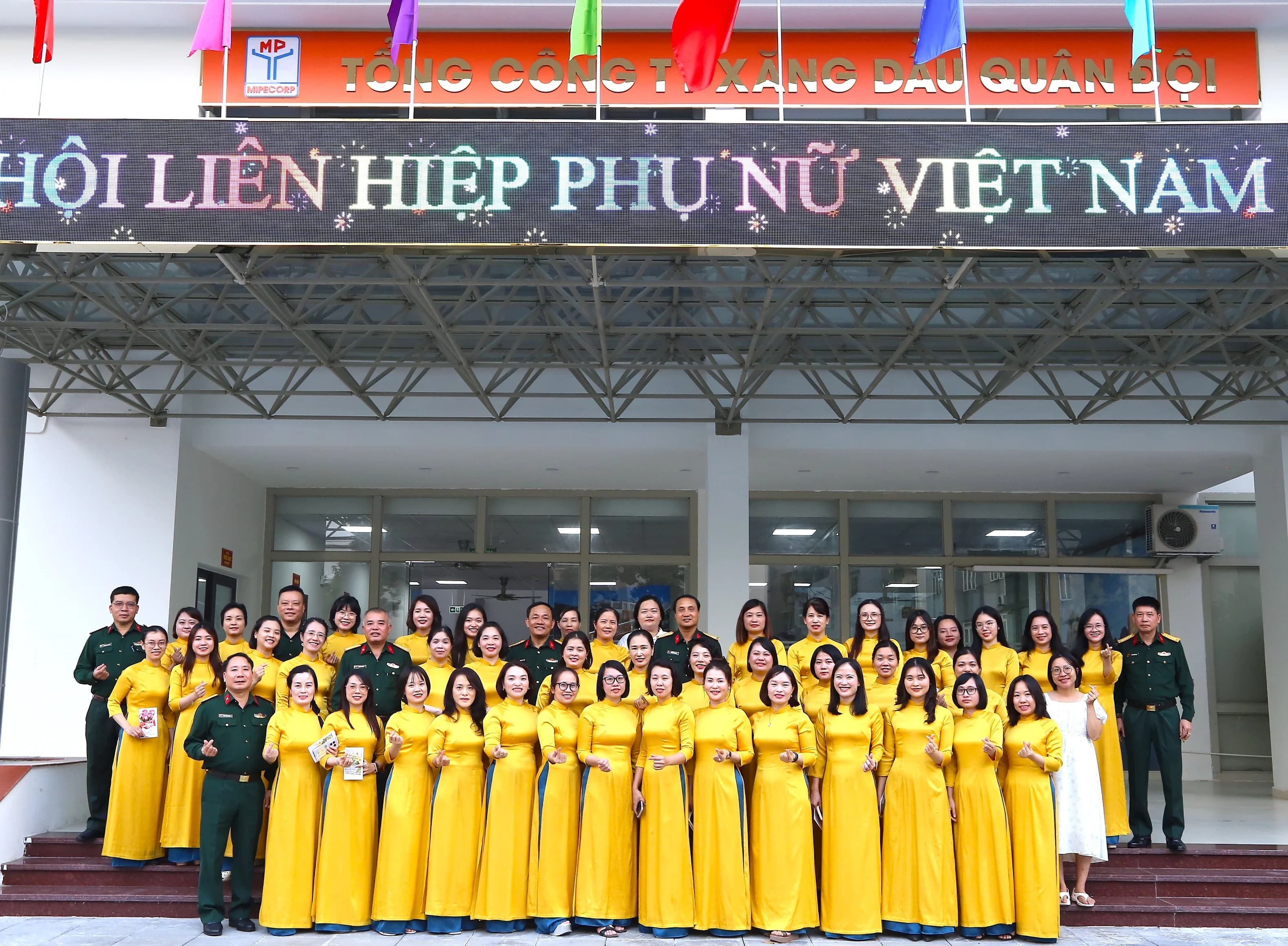 TỔNG CÔNG TY XĂNG DẦU QUÂN ĐỘI GẶP MẶT, CHÚC MỪNG CÁN BỘ, HỘI VIÊN PHỤ NỮ NHÂN NGÀY PHỤ NỮ VIỆT NAM 20/10