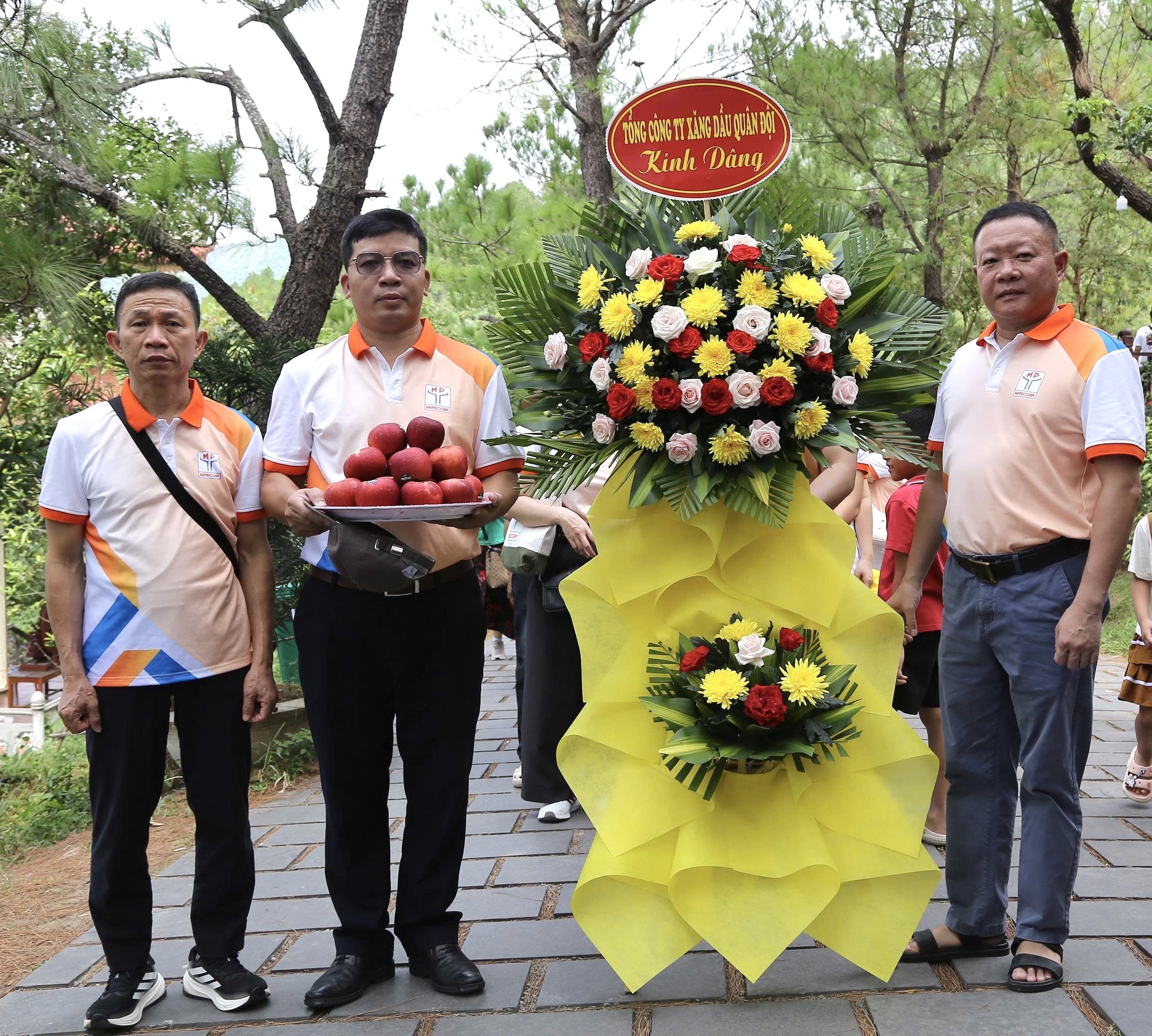 Dâng hương mộ bác Giáp