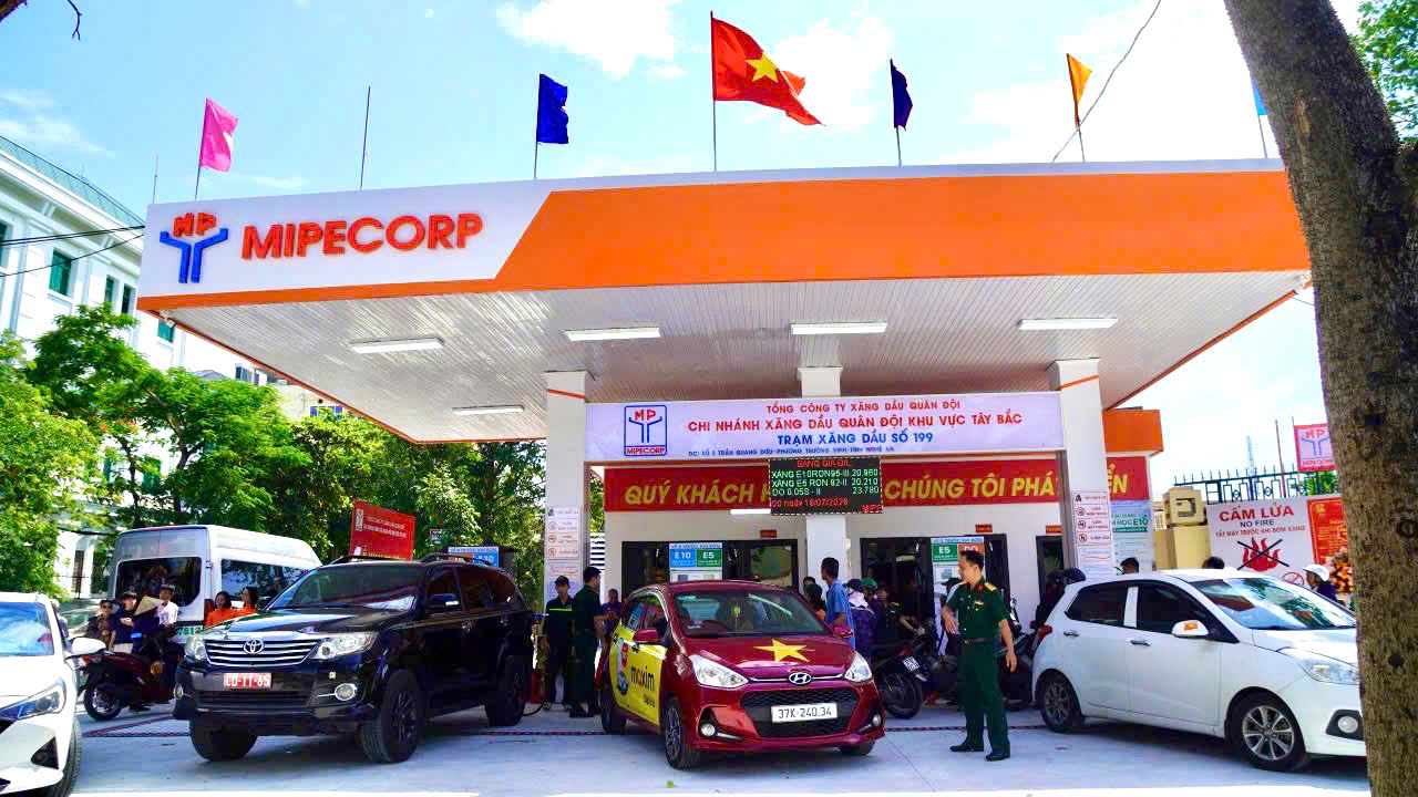nh 2. xe đổ xăng
